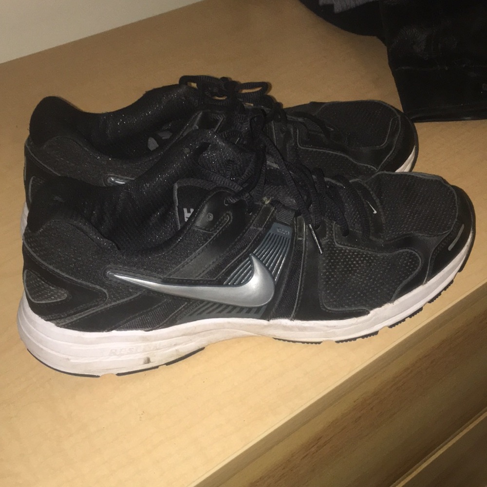 Black NIKE Reslon gym shoes